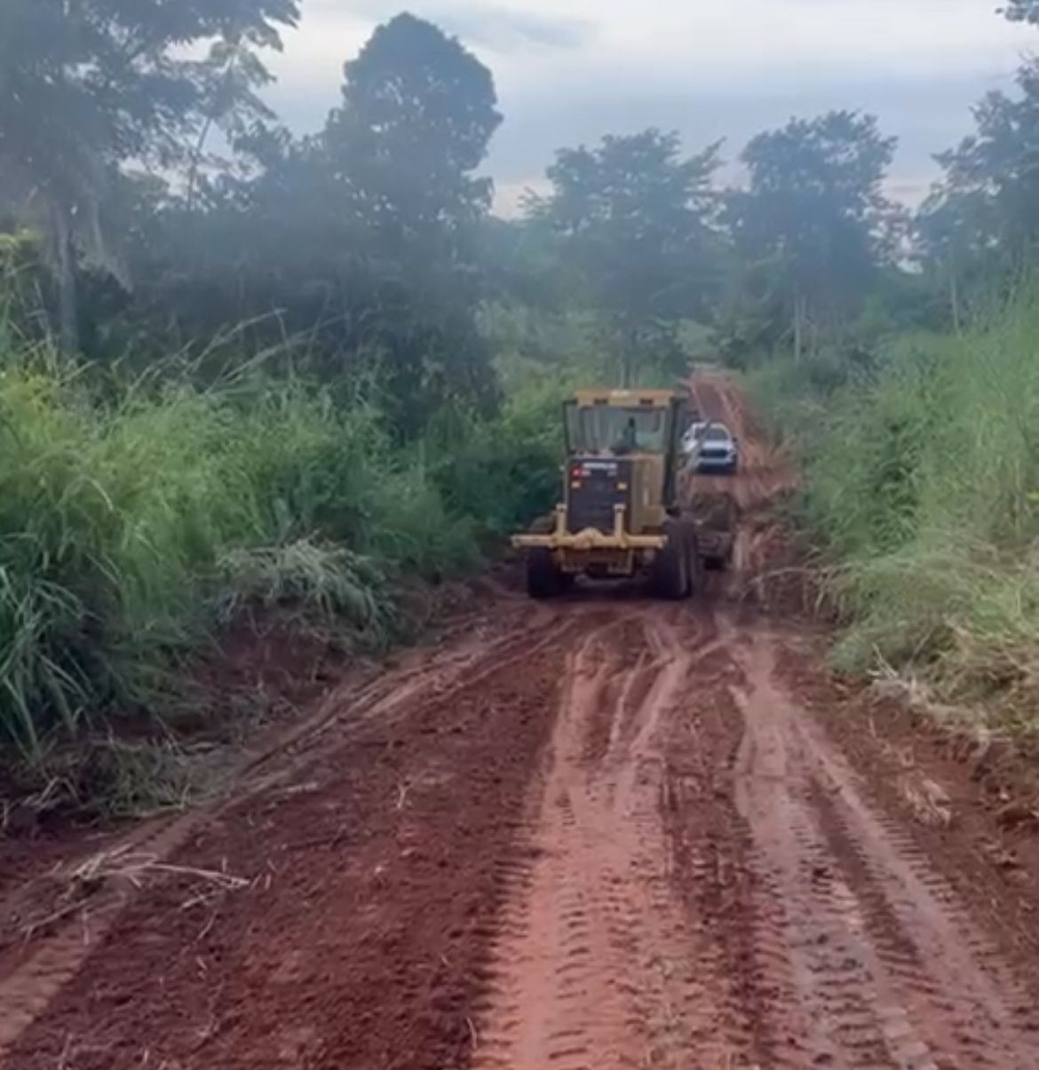 Prefeito Vitor da Reis vistoria recuperação de estrada vicinal que liga Caraibinha a Fazenda Reis
