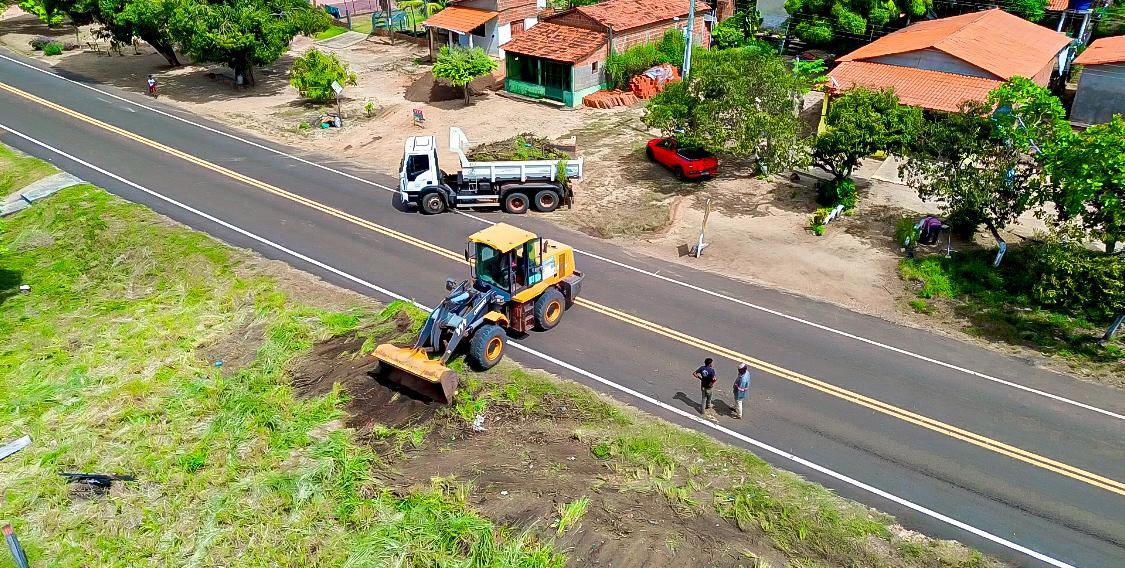 Povoado Castanheiro recebe serviços de manutenção de limpeza e de iluminação pública
