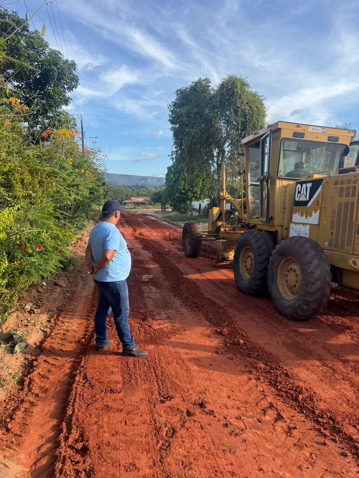 Prefeito Vitor da Reis vistoria recuperação da rua Três no P.A. Reis em Itaguatins